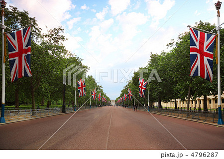 Alley Mall, Buckingham Palace are seen in the distance. Right an 4796287