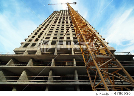 MOSCOW - SEPTEMBER 27: Tall building under construction with cra MOSCOW - SEPTEMBER 27: Tall building under construction with cra 4796950