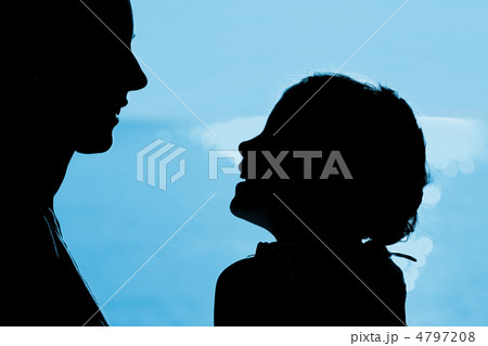 Mother with daughter silhouette near sea, opposite each other, l 4797208