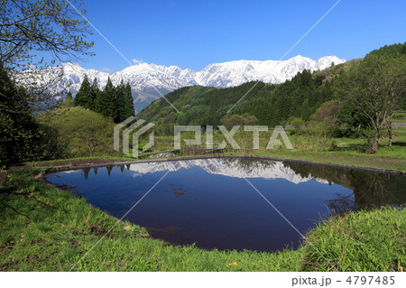 雪山と新緑の青鬼集落 雪山と新緑の青鬼集落 4797485