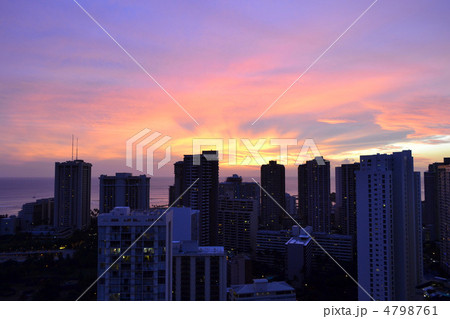 ハワイ高層ビルからのサンセット 4798761