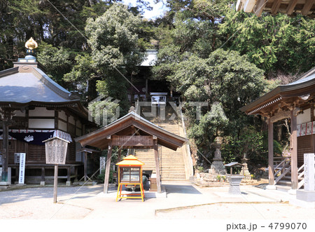 四国霊場第2番札所「極楽寺」境内(薬師堂、本堂、観音堂) 四国霊場第2番札所「極楽寺」境内(薬師堂、本堂、観音堂) 4799070