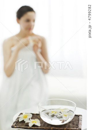 花とハーブティーを飲む女性 4799282
