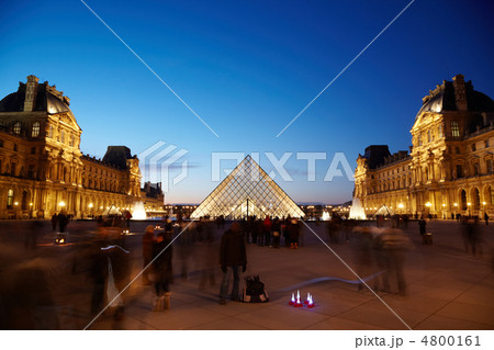 PARIS - JANUARY 1: View on the Louvre pyramid from the inner cou 4800161