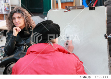 PARIS - JANUARY 3: Artist paints monochromatic portrait on Mont PARIS - JANUARY 3: Artist paints monochromatic portrait on Mont 4800444