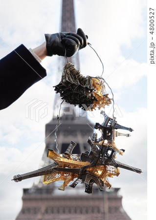 hand in a black leather glove holding bunch of souvenirs, Eiffel 4800527