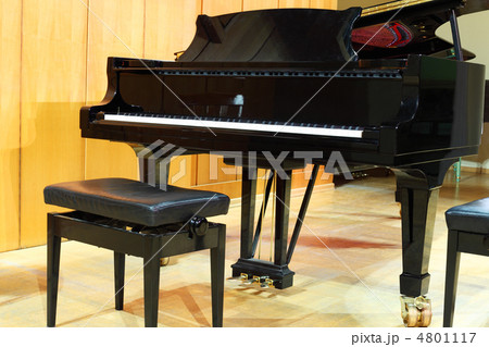 Concert grand piano and regulated black bench in light hall Concert grand piano and regulated black bench in light hall 4801117
