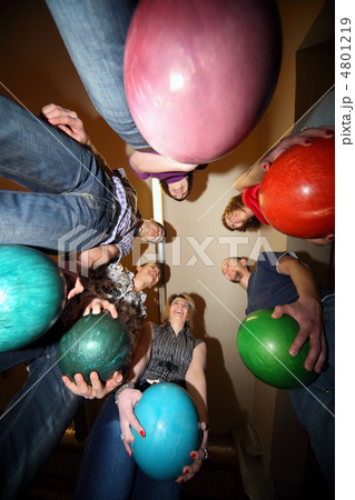 Girls and youths stand in circle and everybody hold ball for bow 4801219
