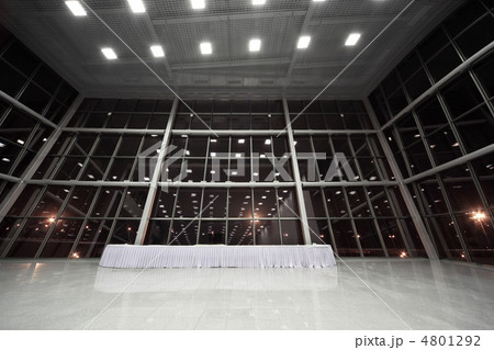 Table covered with white tablecloth in large, spacious, empty lo 4801292