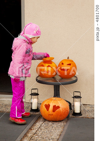 Little child considers Halloween pumpkin. Focus on the top pumpk Little child considers Halloween pumpkin. Focus on the top pumpk 4801700