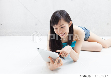タブレットPCを使う女の子 タブレットPCを使う女の子 4802047