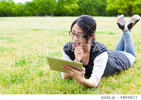 タブレットと女性 4804621