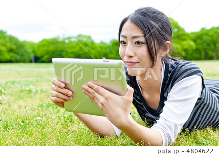 タブレットと女性 4804622