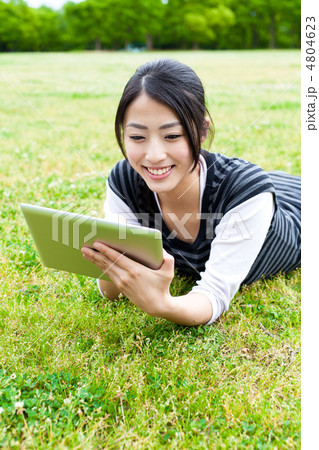 タブレットと女性 4804623