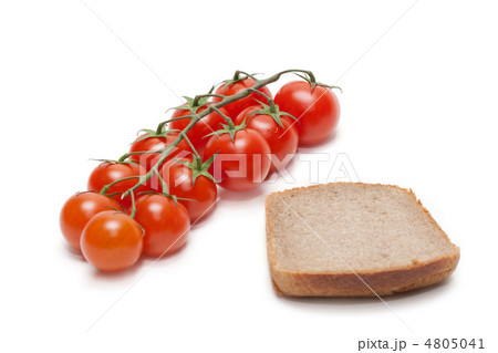 Red tomatoes cherry, pumpernickel two Red tomatoes cherry, pumpernickel two 4805041