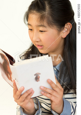 読書をする少女 4805900