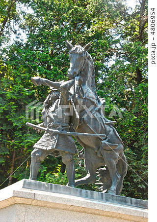 愛馬・三日月を背負う「畠山重忠」の像(畠山重忠公史跡公園/埼玉県深谷市) 愛馬・三日月を背負う「畠山重忠」の像(畠山重忠公史跡公園/埼玉県深谷市) 4806954