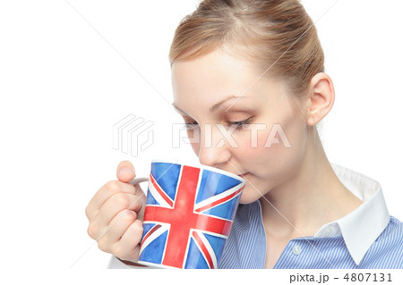 イギリスのカップを持つ白人女性 4807131