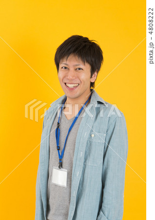 青いシャツを着た男性（イエローバック） 4808222