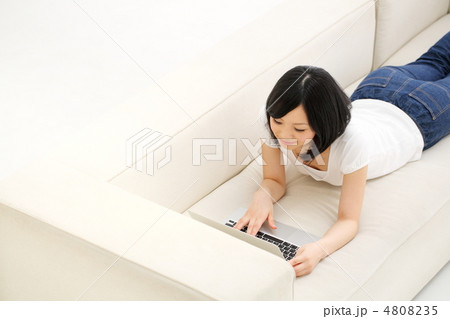 パソコンを使う女の子 パソコンを使う女の子 4808235
