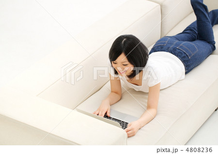パソコンを使う女の子 4808236