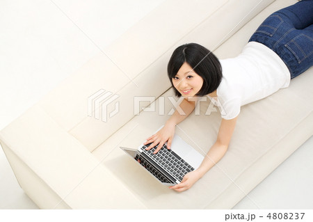 パソコンを使う女の子 パソコンを使う女の子 4808237
