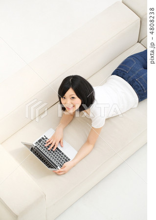 パソコンを使う女の子 パソコンを使う女の子 4808238
