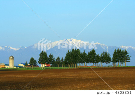 日高山脈とサイロ 4808851