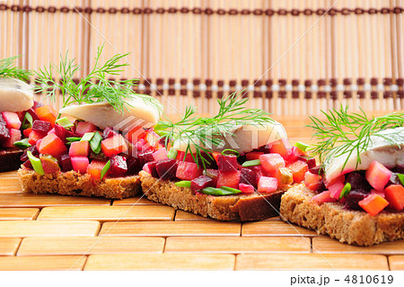 Sandwiches with rye bread, herring and vegetables Sandwiches with rye bread, herring and vegetables 4810619