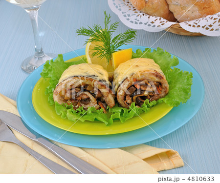 Herring stuffed and baked with mushrooms and cheese 4810633