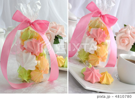 Mini cakes "meringue" of different colors 4810780