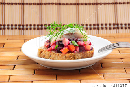 Sandwiches with rye bread, herring and vegetables Sandwiches with rye bread, herring and vegetables 4811057