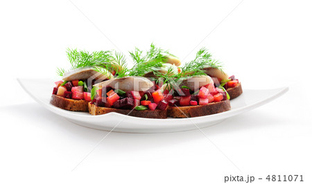 Sandwiches with rye bread, herring and vegetables 4811071