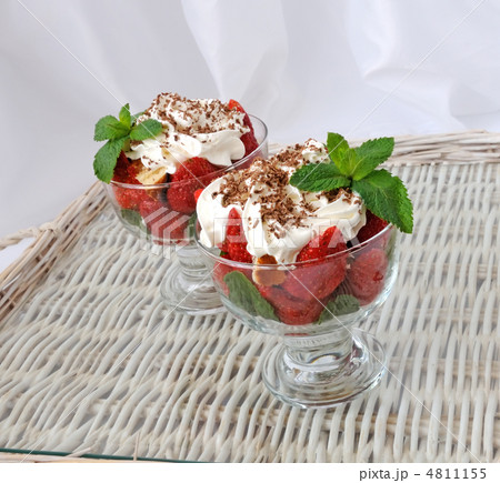 Strawberries with biscuit pieces with mint whipped cream under 4811155