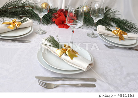 Coordinated decorative napkin on a plate with cutlery 4811163