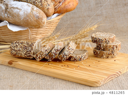 Diverse bread with slices of bread with grains 4811265
