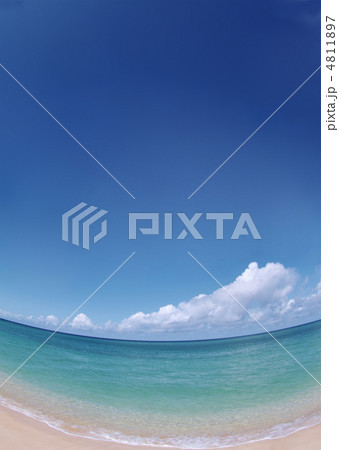 Clear blue sea background 4811897