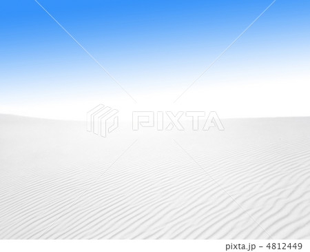 Rippled white sand surface 4812449