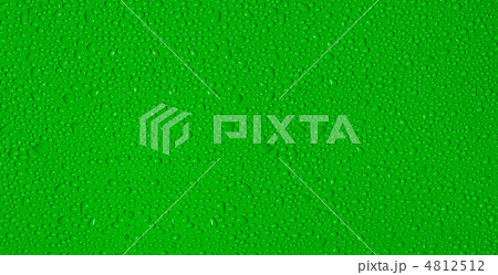 drops of water on a green background 4812512