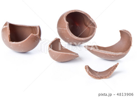 cracked chocolate egg 4813906