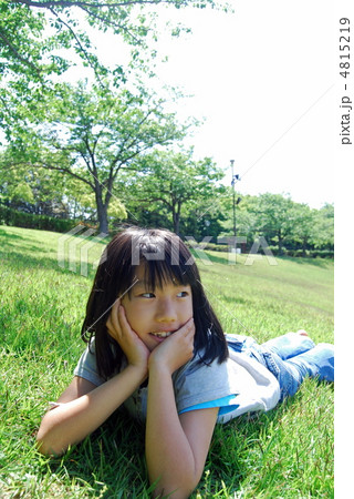 芝生でくつろぐ女の子 芝生でくつろぐ女の子 4815219