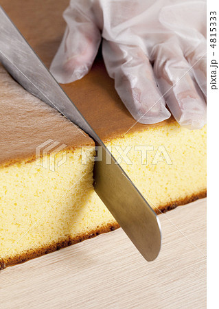 カステラを切る菓子職人 カステラを切る菓子職人 4815333