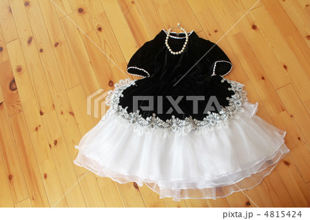 ベロアキッズドレスとパールネックレス　フォーマルドレス 4815424