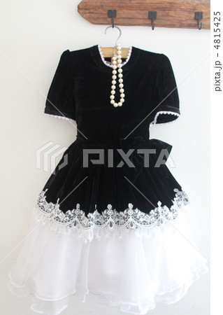 壁に掛けてあるベロアキッズドレスとパールネックレス フォーマルドレス 壁に掛けてあるベロアキッズドレスとパールネックレス フォーマルドレス 4815425