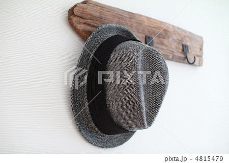 壁のフックにかけているツイードの中折れ帽 秋冬用の帽子 壁のフックにかけているツイードの中折れ帽 秋冬用の帽子 4815479