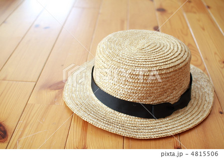 フローリングに置いてあるカンカン帽　麦わら帽子 4815506
