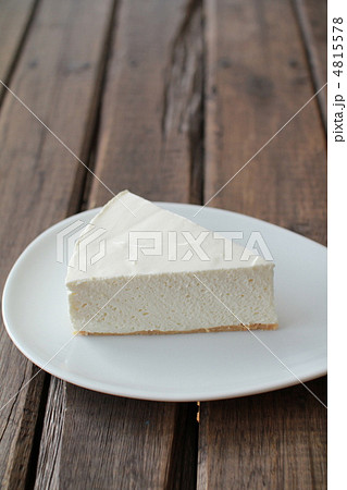 カットしたクッキーボトムの手作りレアチーズケーキ 4815578