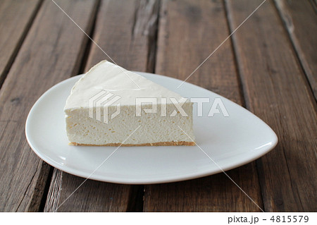 カットしたクッキーボトムの手作りレアチーズケーキ 4815579