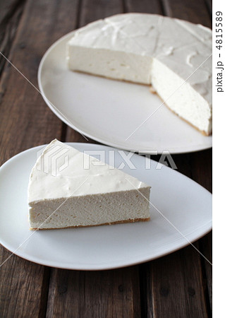 カットしたクッキーボトムの手作りレアチーズケーキ 4815589