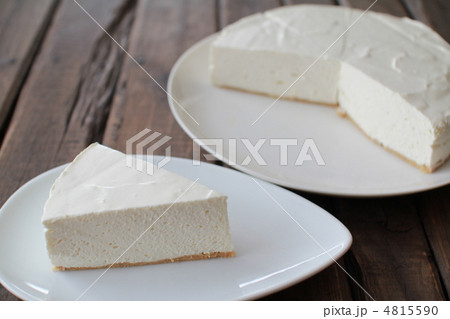 カットしたクッキーボトムの手作りレアチーズケーキ 4815590